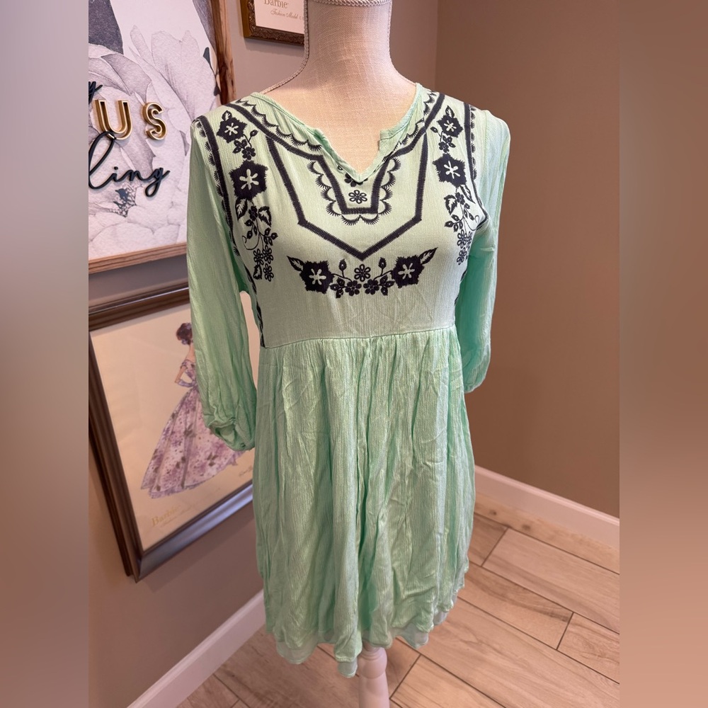 5 for $30 BOUTIQUE VANILLA BAY Mint Green Midi Dress